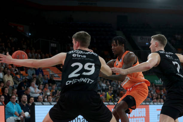 [CBA]7人得分上双 山轻取江苏.