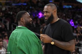 大梦观战！男篮半场领先约旦9分 先发登场就拉开王俊杰9+3仍闪耀