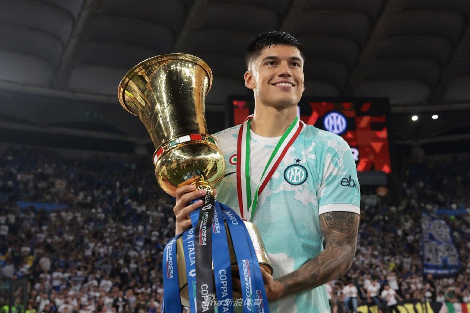 合同明年到期，记者：河床正在商谈阿库尼亚的转会事宜